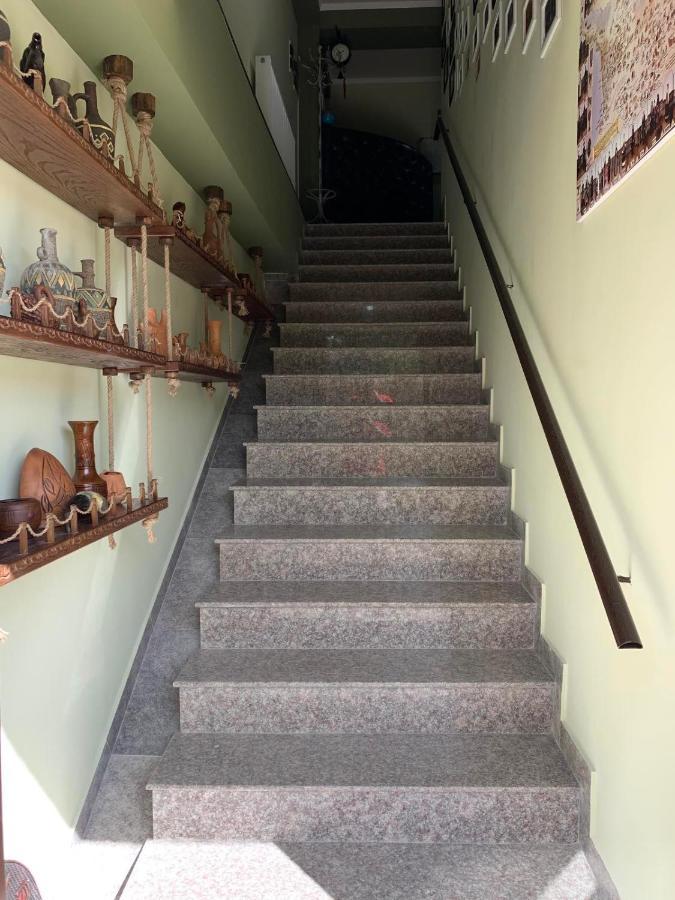 Art Hole Bed & Breakfast Kutaisi Exterior photo